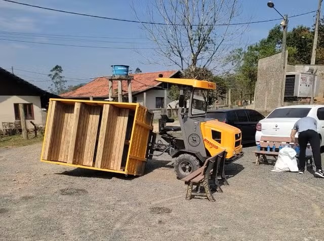 Trator tomba em hotel no Vale do Itajaí e hóspedes ficam feridos