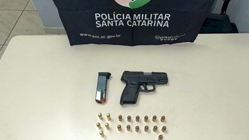 Homem é detido com pistola e munições em Chapecó