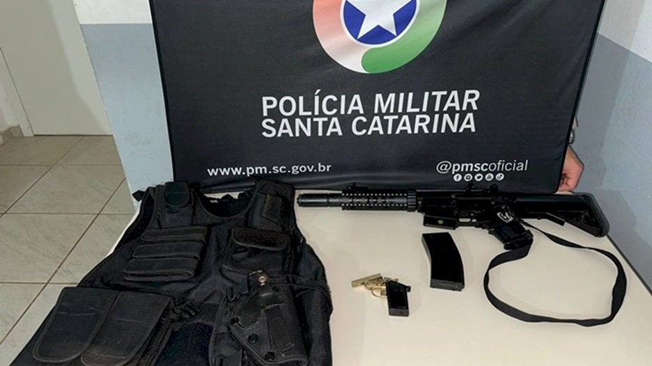 Homem é detido com colete, arma de fogo e simulacro em Chapecó