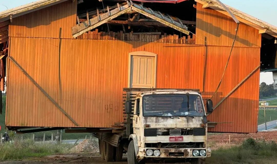 Caminhão transporta casa inteira e choca moradores em SC: “motorhome raiz”