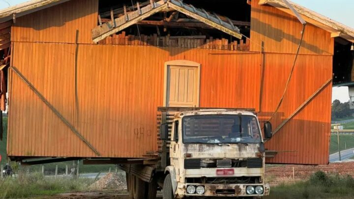Caminhão transporta casa inteira e choca moradores em SC: “motorhome raiz”