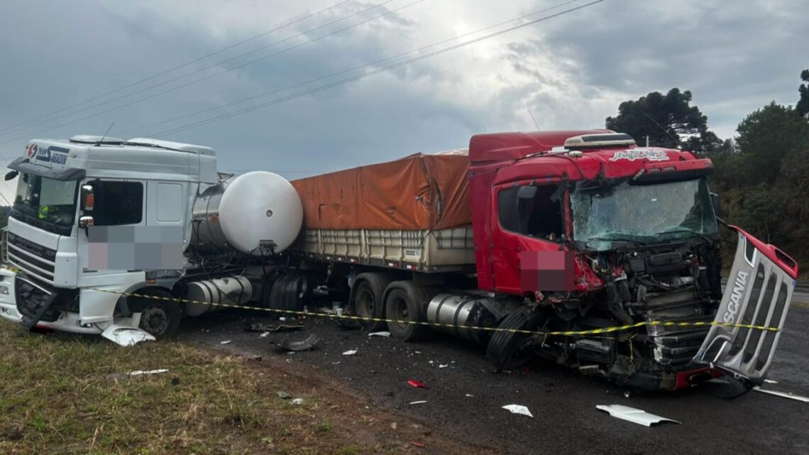 Colisão entre três caminhões deixa motorista ferido em Ponte Serrada