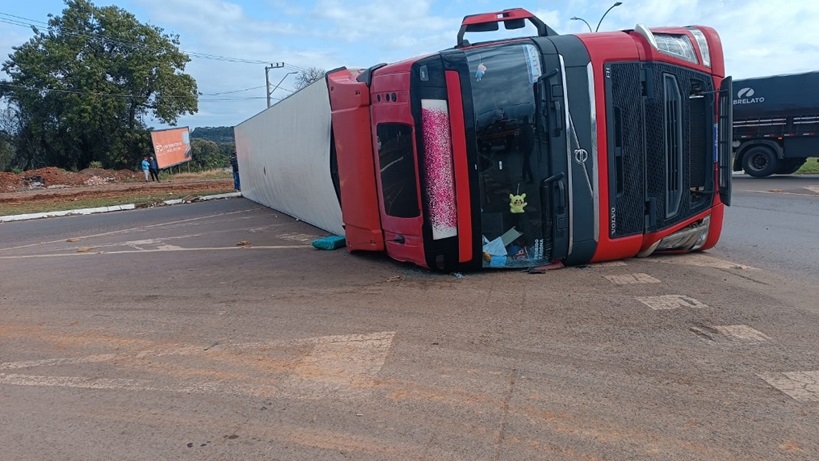 Mulher é socorrida após tombar carreta em Faxinal dos Guedes