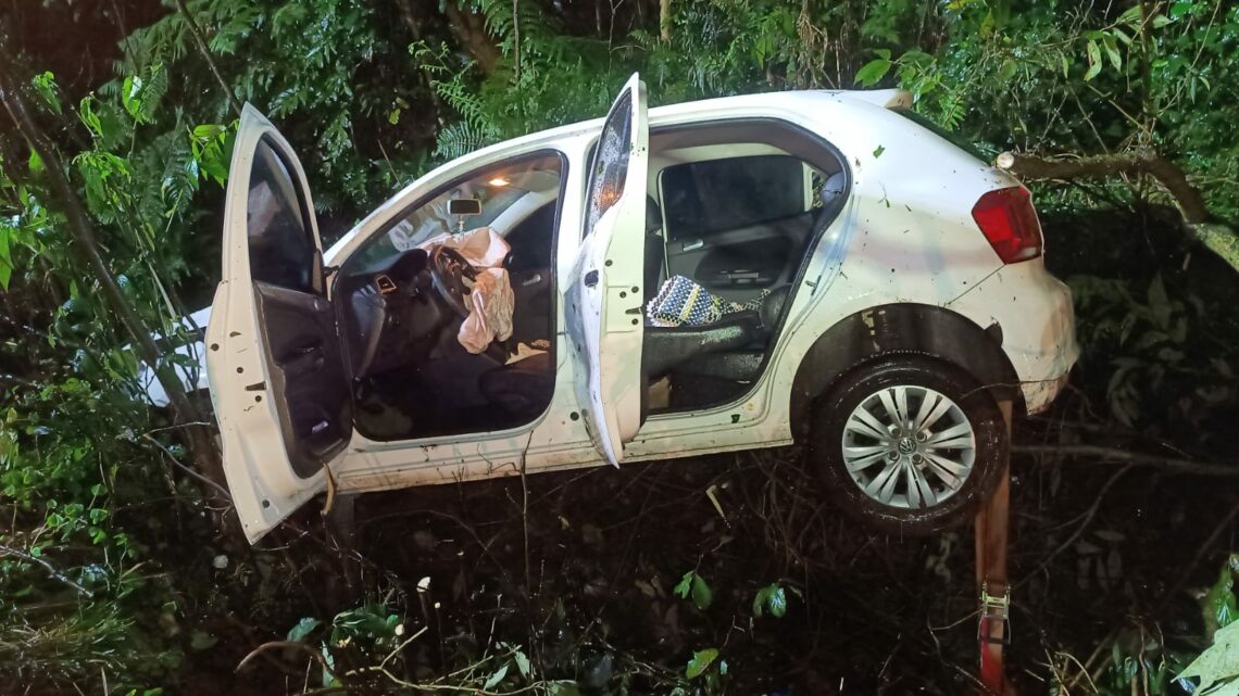 Saída de pista deixa motorista preso nas ferragens em Chapecó