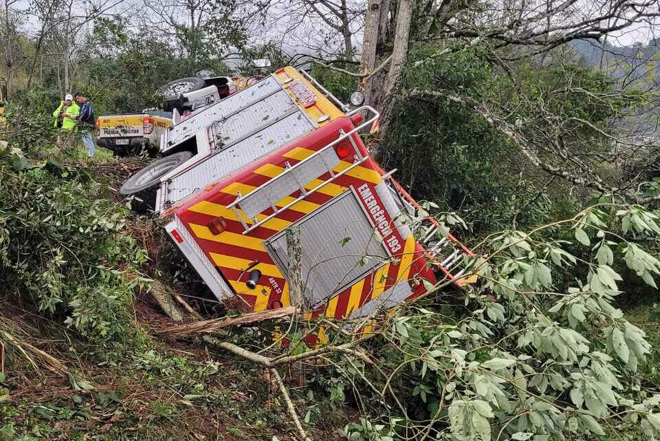 Viatura do Corpo de Bombeiros se envolve em acidente ao se deslocar para ocorrência