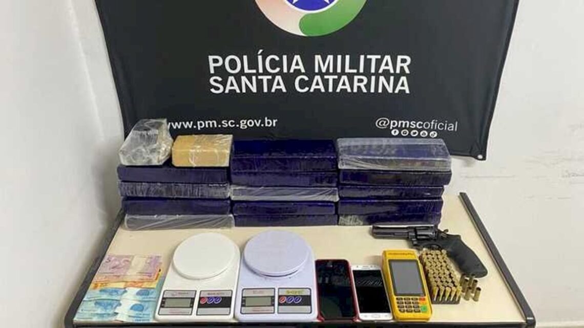 Suspeito tenta subornar policial e é detido com drogas e arma de fogo