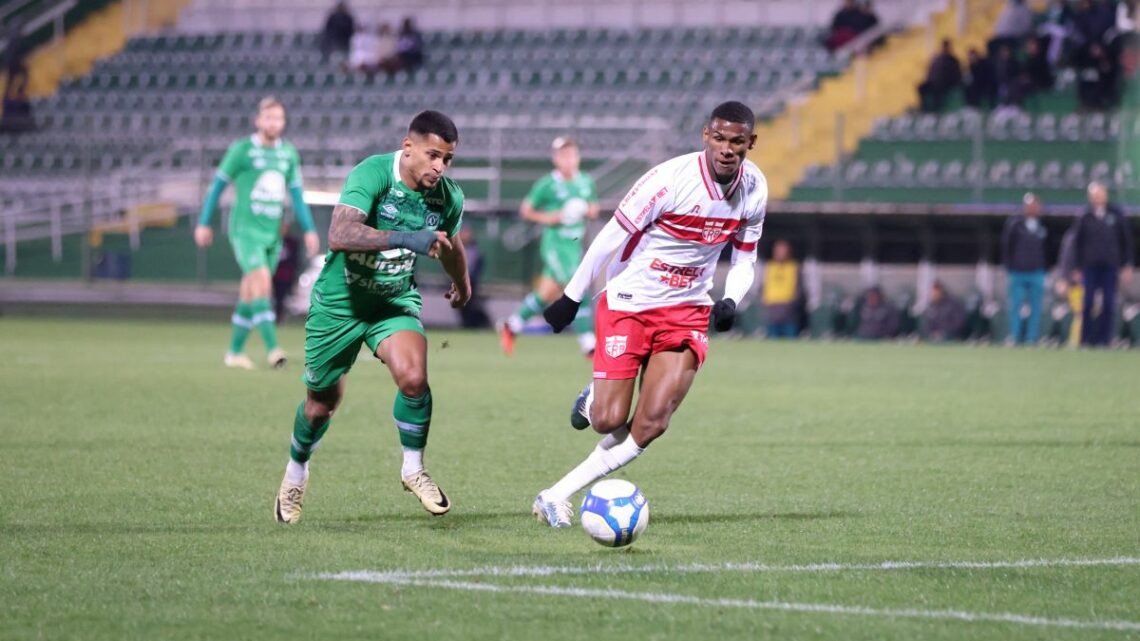 Chapecoense e CRB empatam sem gols na Arena Condá