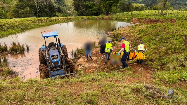 Trator capota e deixa homem gravemente ferido no Oeste de SC