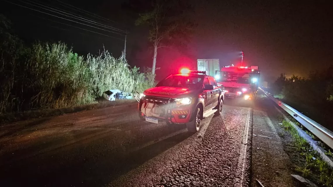 Acidente entre caminhão e carro deixa dois homens mortos na BR-280