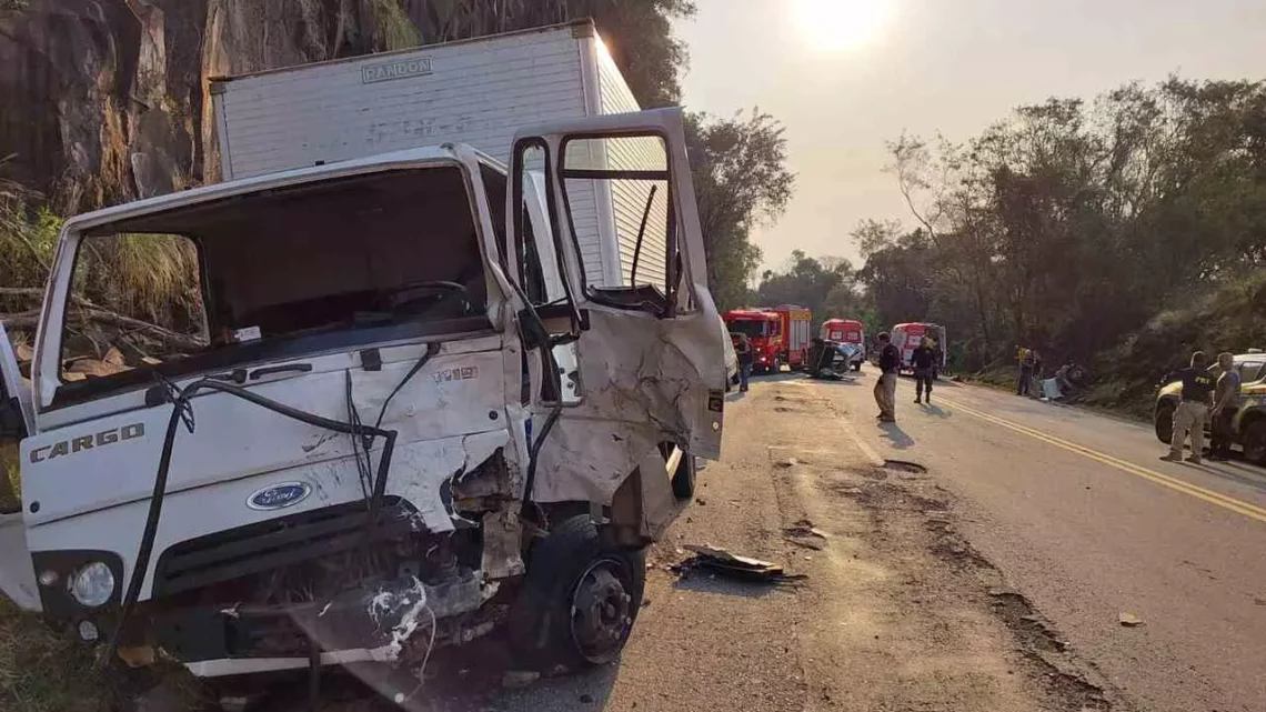 Acidente com três veículos na BR-282 deixa quatro pessoas gravemente feridas; veja as imagens