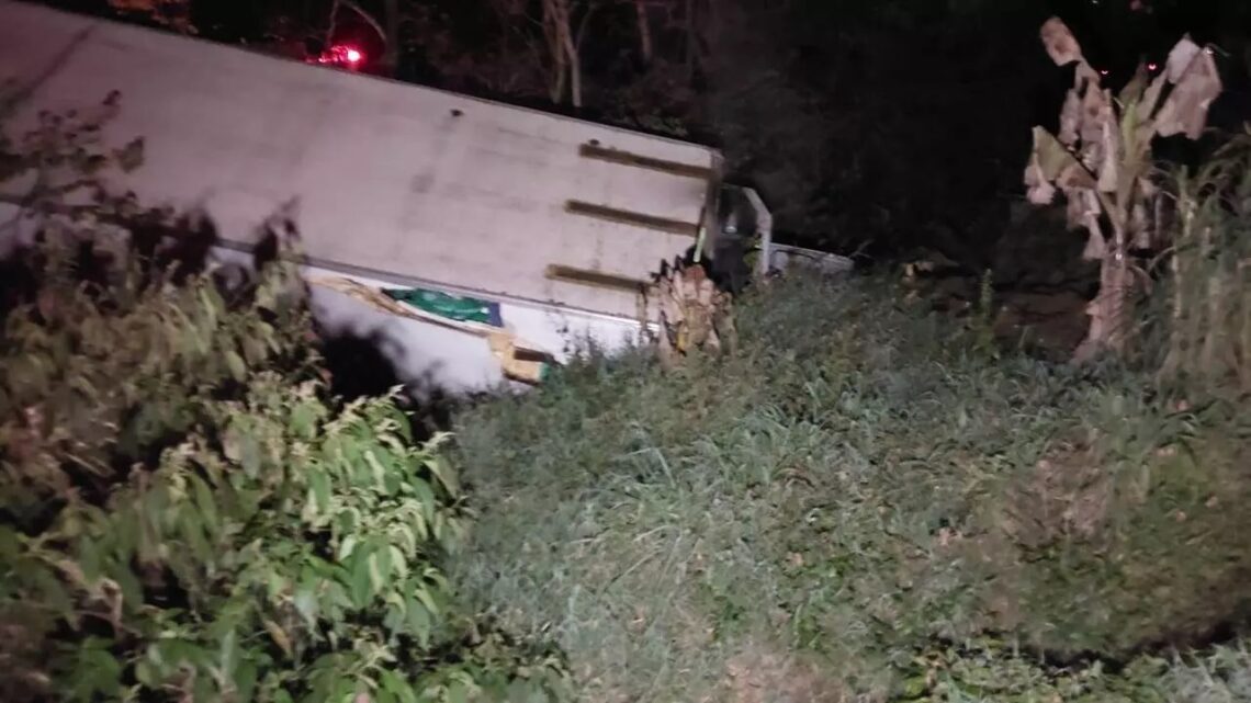 Caminhão sai de pista e colide com barranco em contorno viário de SC