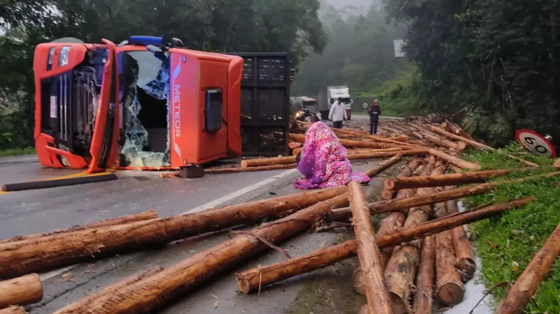 Carreta tomba na BR-282, deixa motorista ferido e bloqueia pistas em Águas Mornas