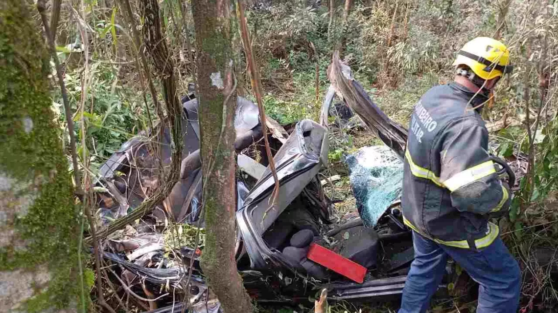 Carro cai em ribanceira e motorista morre no Oeste de SC