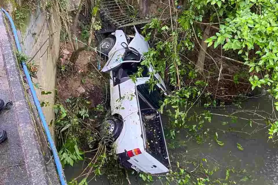 Carro sai de pista e cai em ribeirão em SC