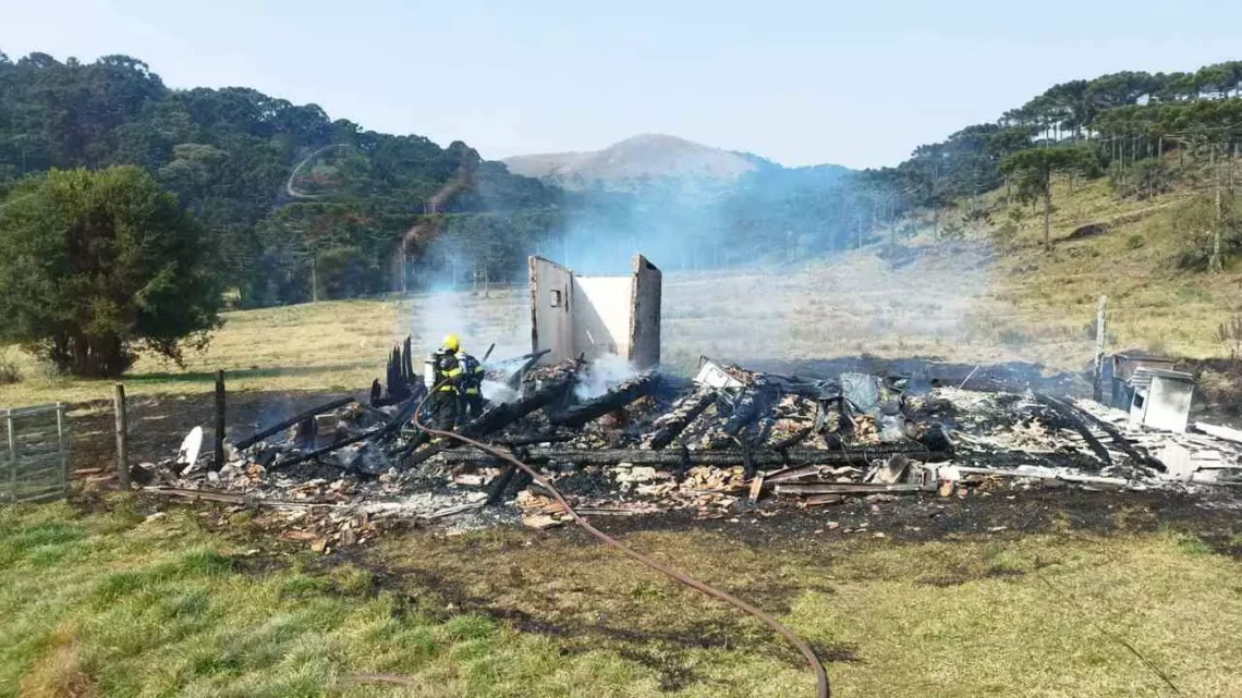 Casa é completamente consumida pelo fogo na Serra