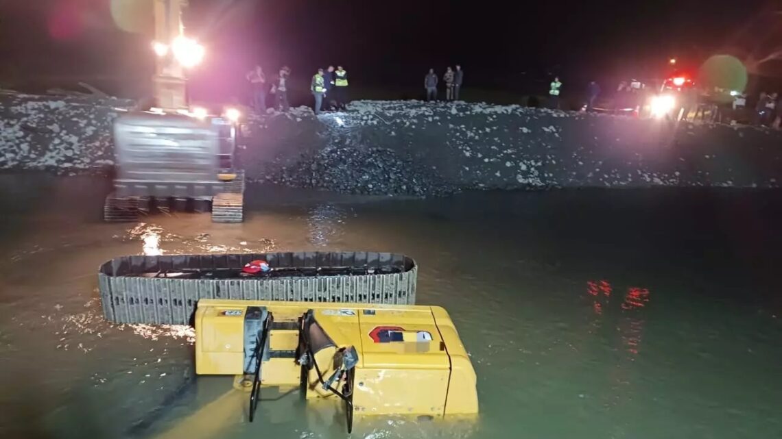 Escavadeira tomba em rio e operador de máquina morre em Agrolândia