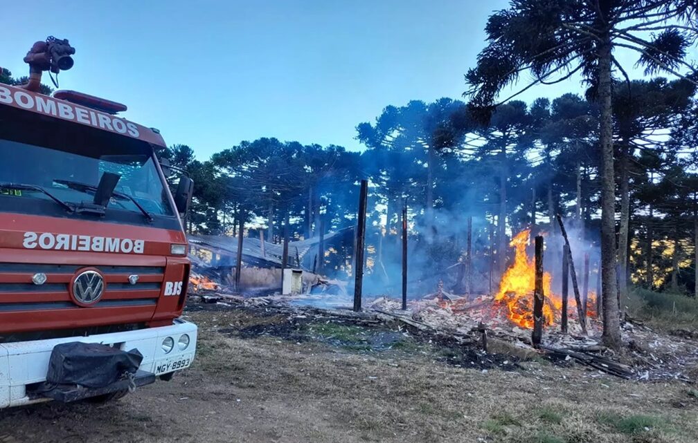 Galpão é destruído pelo fogo em Bom Jardim da Serra