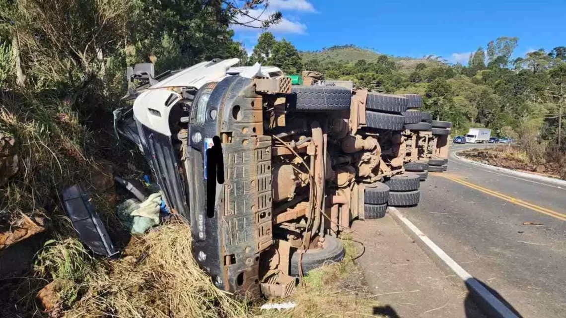 Homem fica preso às ferragens de caminhão após capotamento na Serra