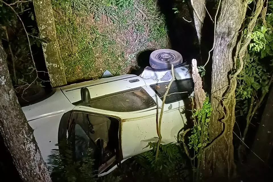 Homem morre após carro sair da pista e bater em árvore na SC-283