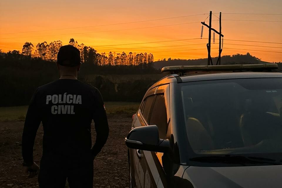 Polícia Civil prende homem suspeito de esfaquear vítima na frente do fórum em Modelo