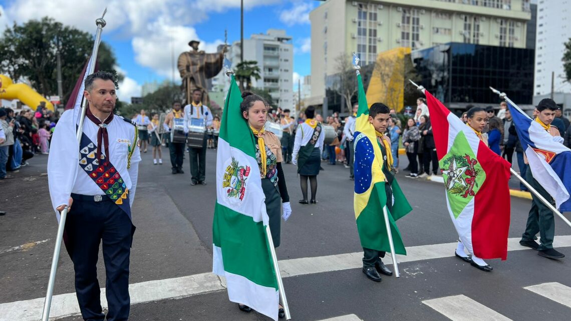 Desfile em homenagem aos 107 anos de Chapecó reuniu mais de cinco mil pessoas