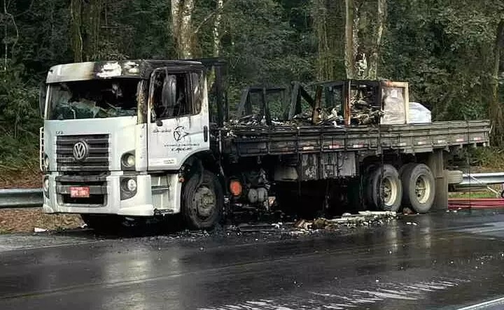 Incêndio destrói caminhão com insumos da CELESC na BR-282