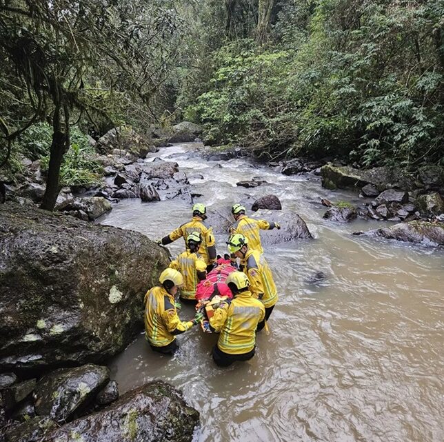 Mulher é resgatada após cair em trilha de difícil acesso no Oeste de SC