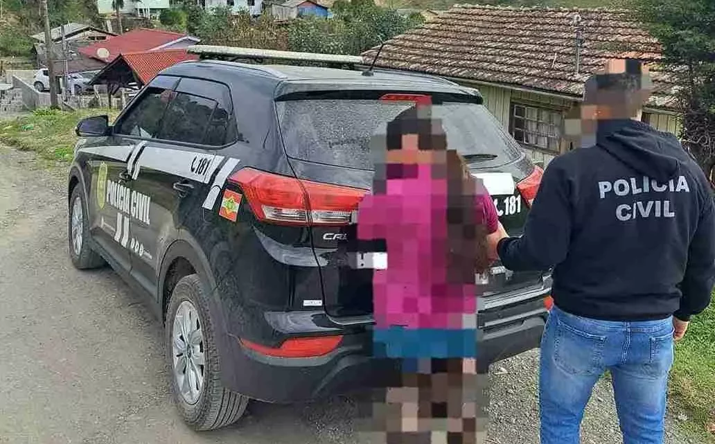 Mãe é presa por filmar abuso da filha pelo padrasto na Serra