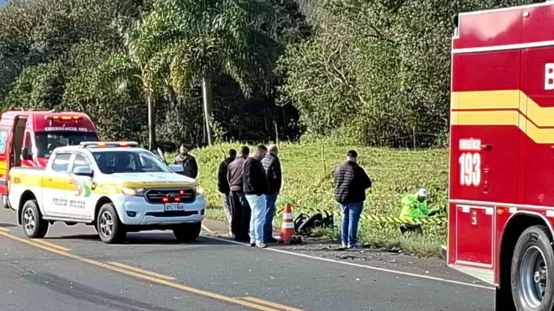 Motociclista morre e veículo se parte em pedaços em SC