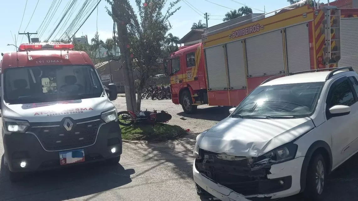 Motociclista tem fratura exposta após batida entre carro e moto em SC