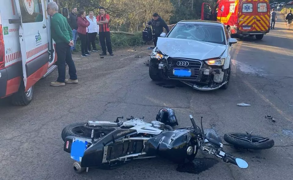 Motociclista “voa” ao colidir contra carro em curva da SC-283