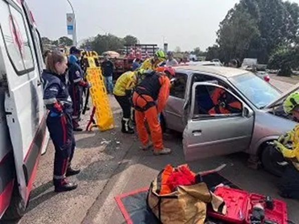 Motorista fica ferido após colisão entre três veículos em Chapecó