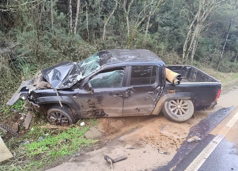 Motorista fica ferido após perder o controle e capotar o carro na Serra