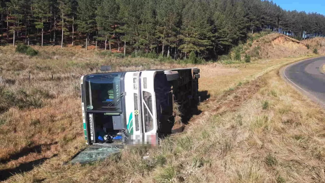 Ônibus de turismo tomba e deixa 16 pessoas feridas na SC-153