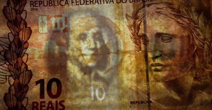 Real é a 6ª moeda que mais perde valor perante o dólar em 2024