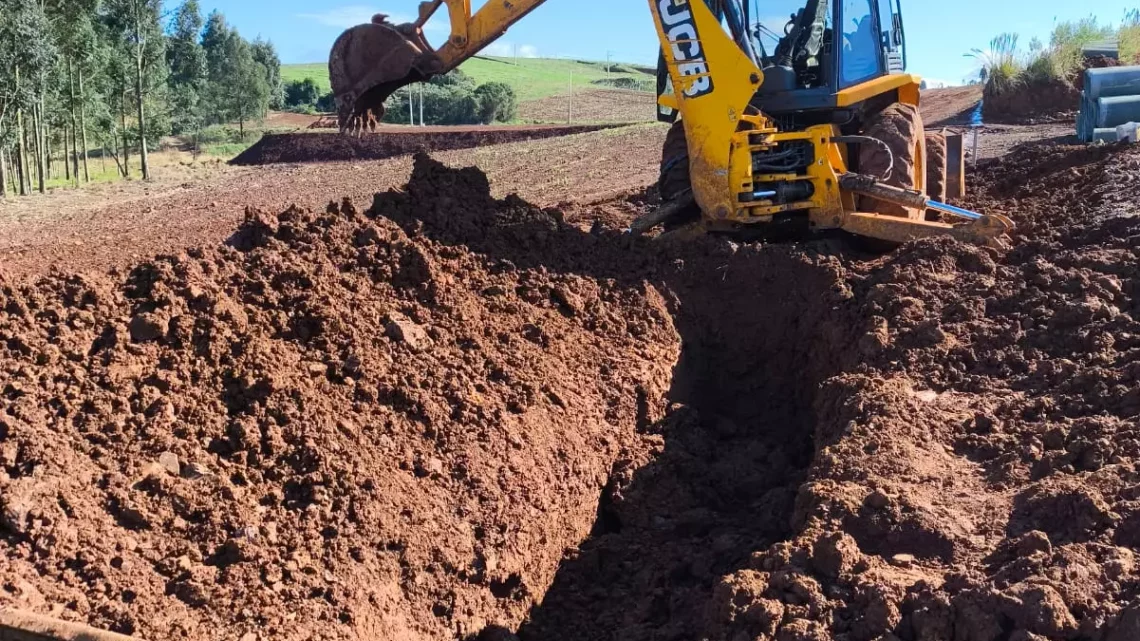 Trabalhador tem pernas e tórax soterrados durante obra em SC