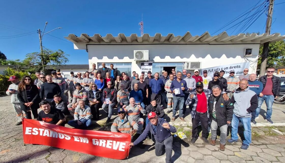 Trabalhadores da Celesc entram em greve por tempo indeterminado em SC