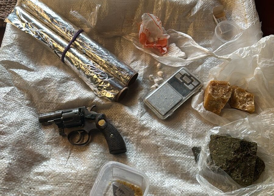 Polícia Militar prende homem por tráfico de drogas e posse ilegal de arma de fogo em Caçador