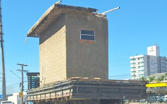 Transporte de banheiro em caminhão chama atenção em rodovia catarinense