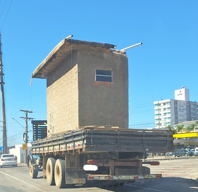 Transporte de banheiro em caminhão chama atenção em rodovia catarinense