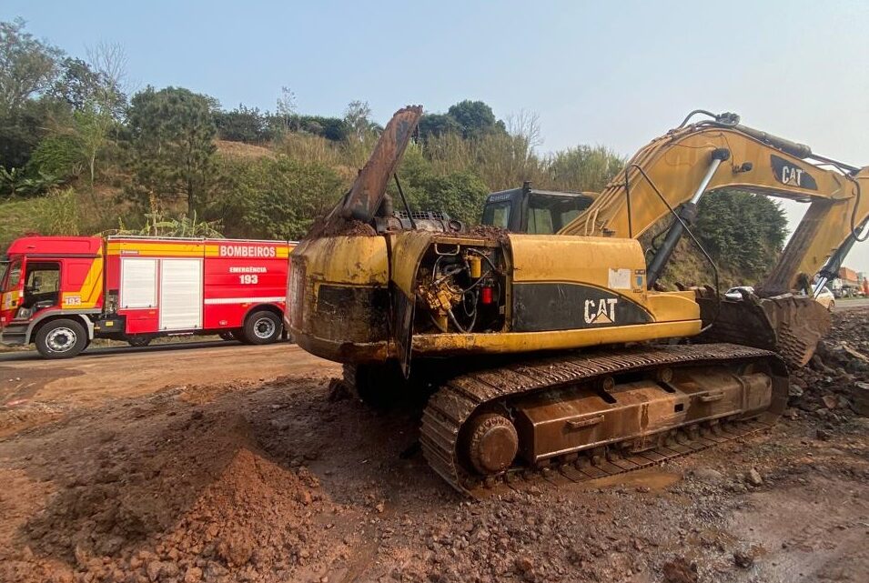 Retroescavadeira pega fogo e bombeiros controlam incêndio em Guaraciaba