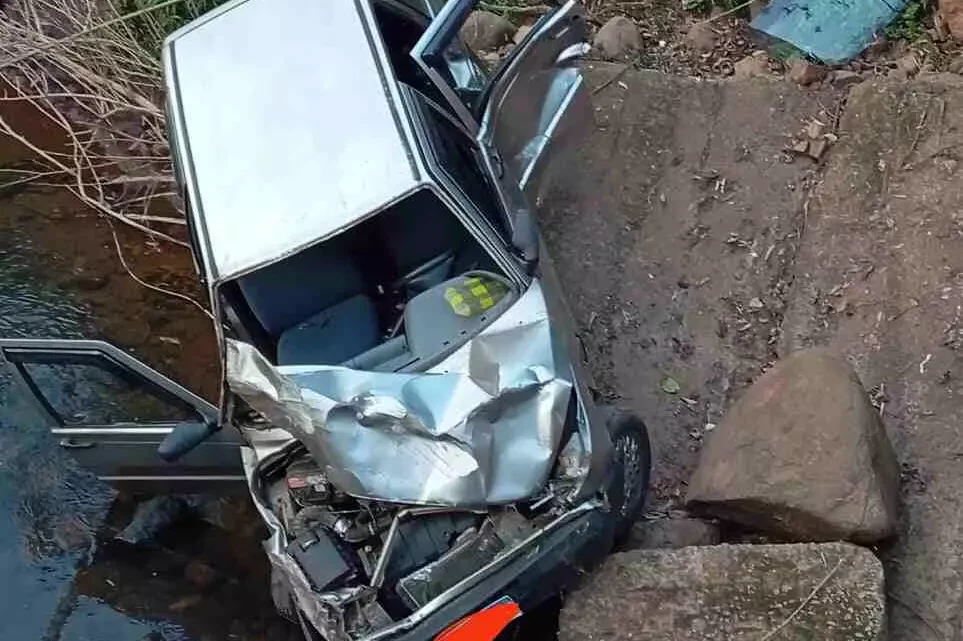 Duas pessoas ficam feridas após carro cair de ponte em Nova Itaberaba