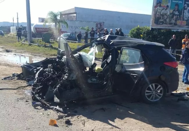 Motorista morre após colidir carro contra caminhão em Joinville