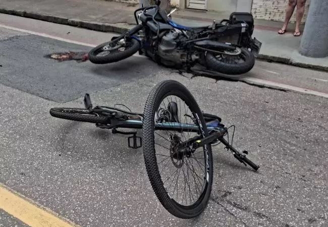 Ciclista fica gravemente ferido após acidente com moto em SC