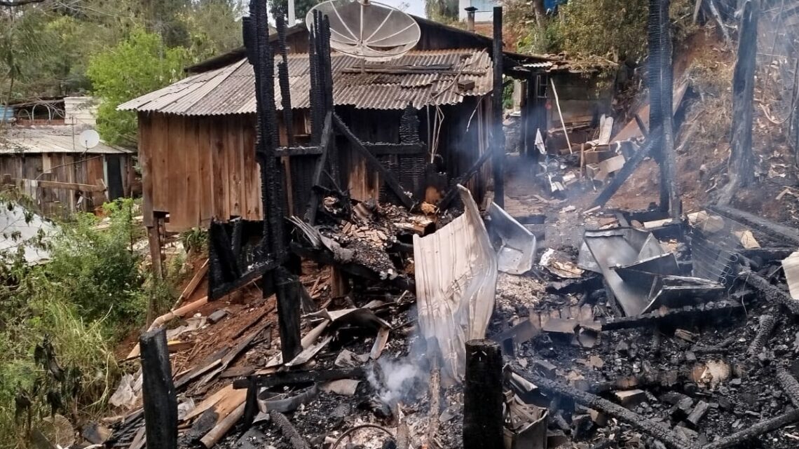 Bombeiros utilizam 20 mil litros de água para combater incêndio em casa em Maravilha