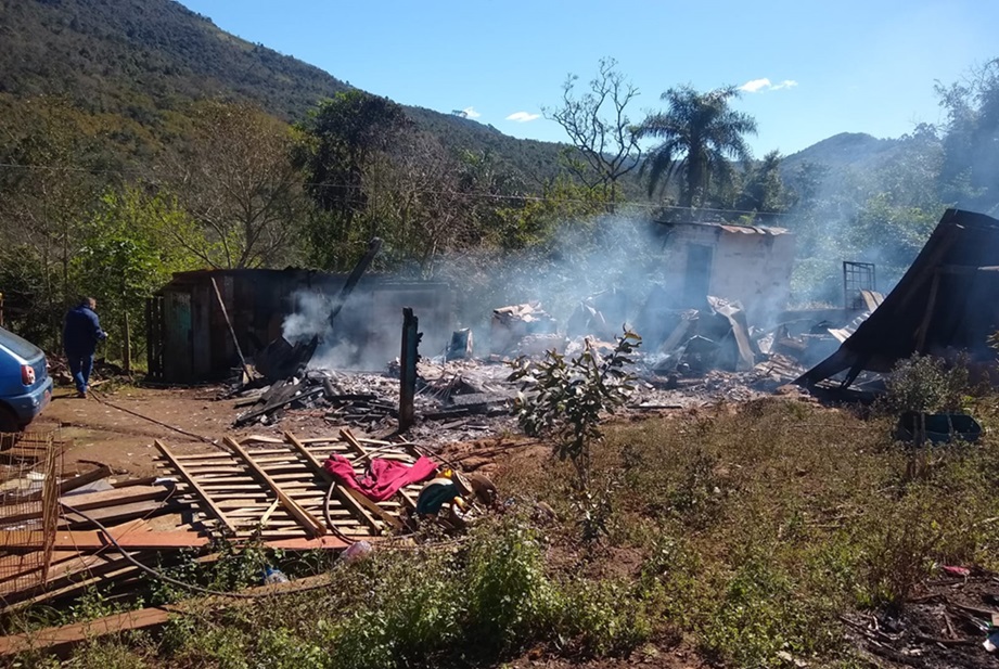 Casa de madeira fica destruída após pegar fogo em Chapecó