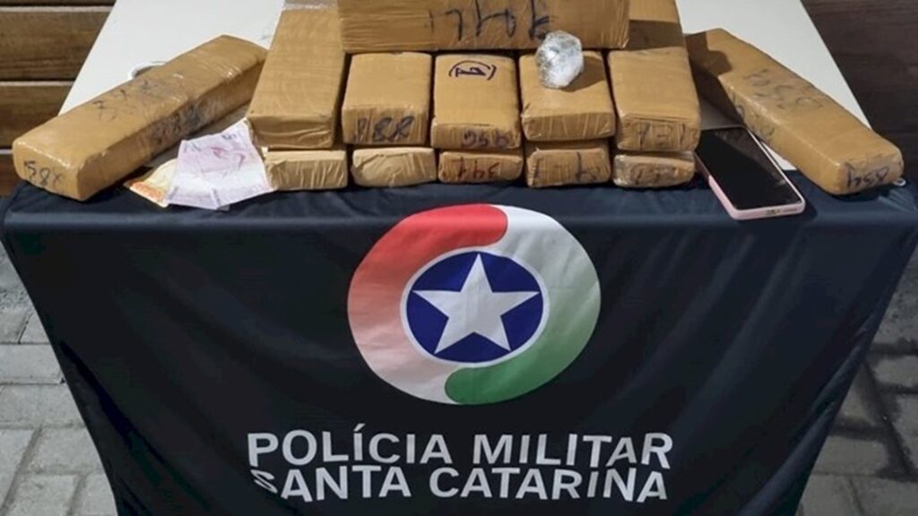 PM intercepta veículo e apreendem 12,9 quilos de maconha em Laguna