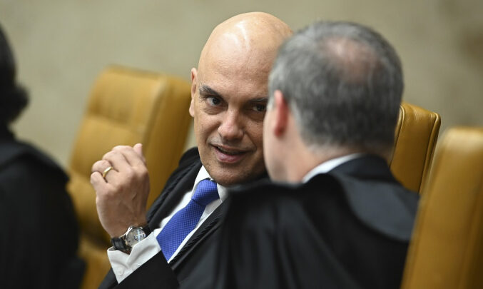 Alexandre de Moraes suspende X, de Elon Musk, no Brasil