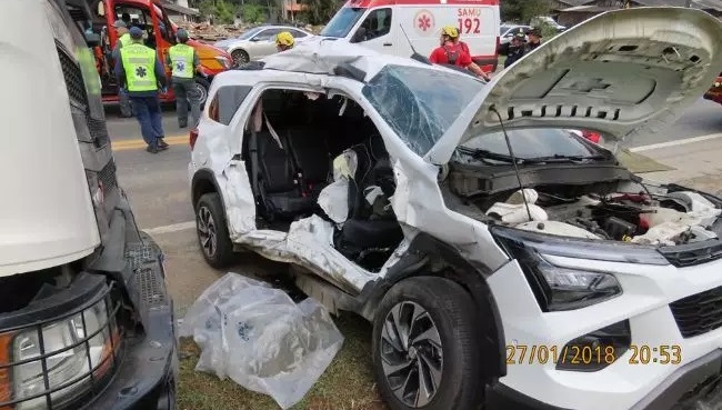 Três pessoas ficam feridas em grave acidente na BR-470