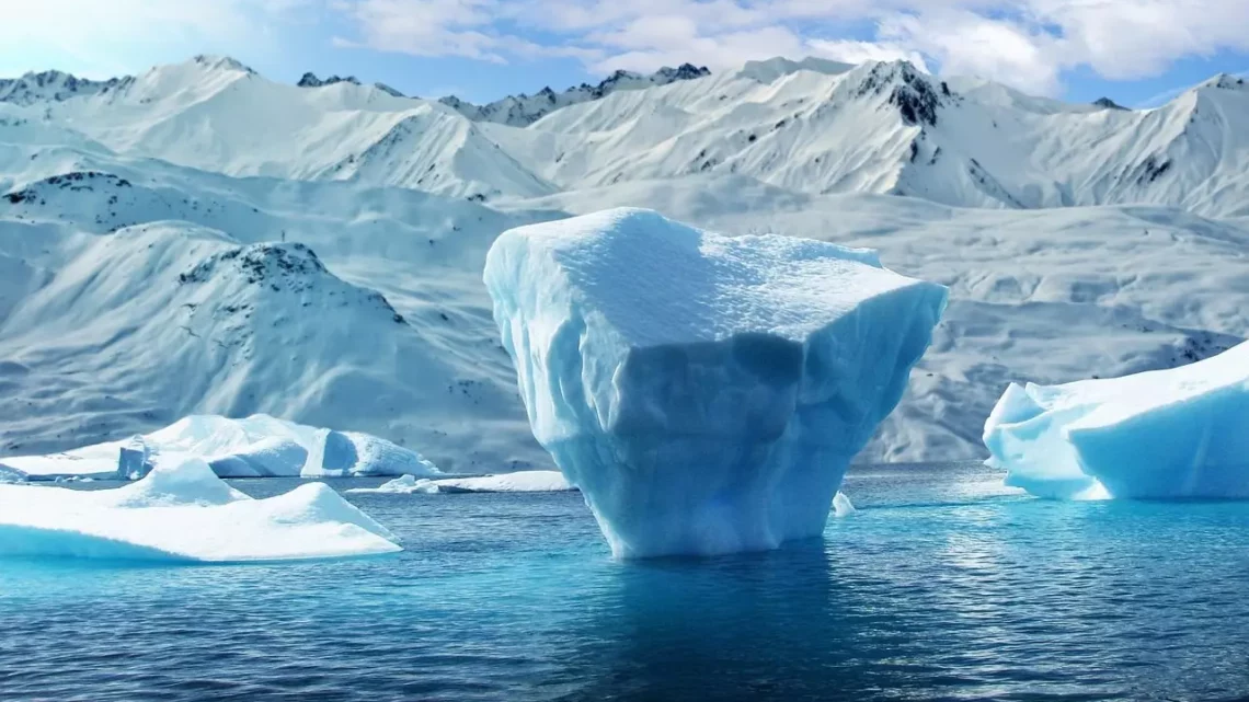 Maior iceberg do mundo gira no mesmo ponto há meses: entenda o fenômeno